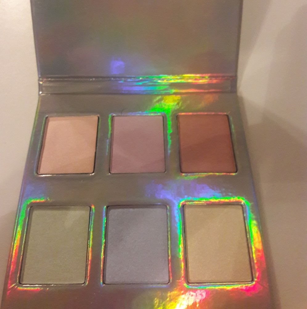 HOLOGRAPHIC HIGLIGHTER PALETTE